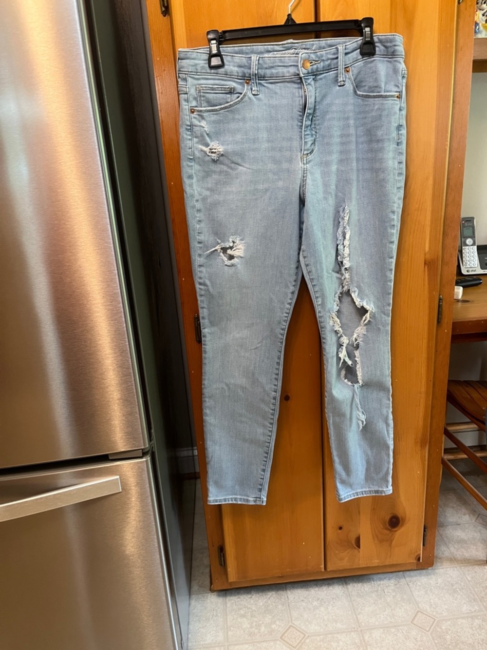 Universal Thread Light Wash Ripped Skinny Jeans